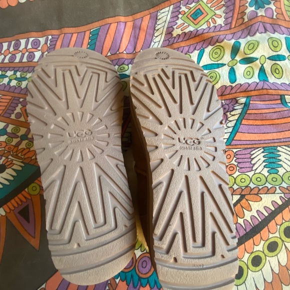 Ugg Super Short Boot / Slipper with Fluffy top - Picture 5 of 9